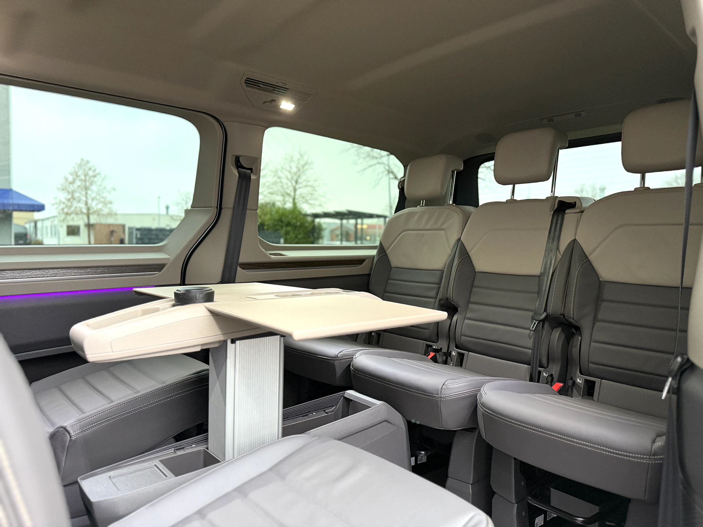 Seite: VW T7 Multivan Lang - Innenraum