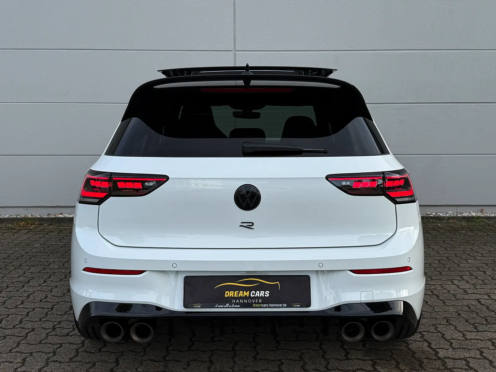 VW Golf 8 R Black Edition Akrapovic mieten