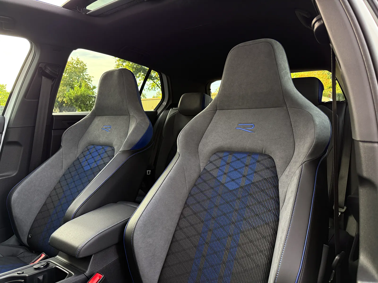VW Golf 8 R Black Edition Akrapovic mieten