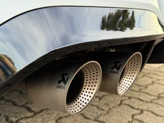 VW Golf 8 R Black Edition Akrapovic mieten!