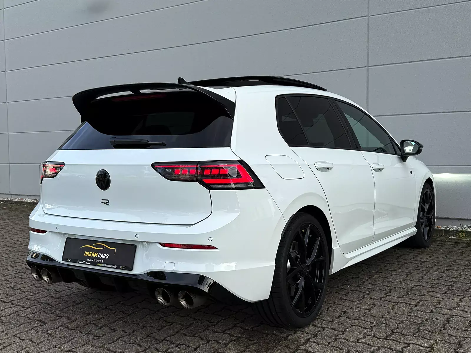 VW Golf 8 R Black Edition Akrapovic mieten!
