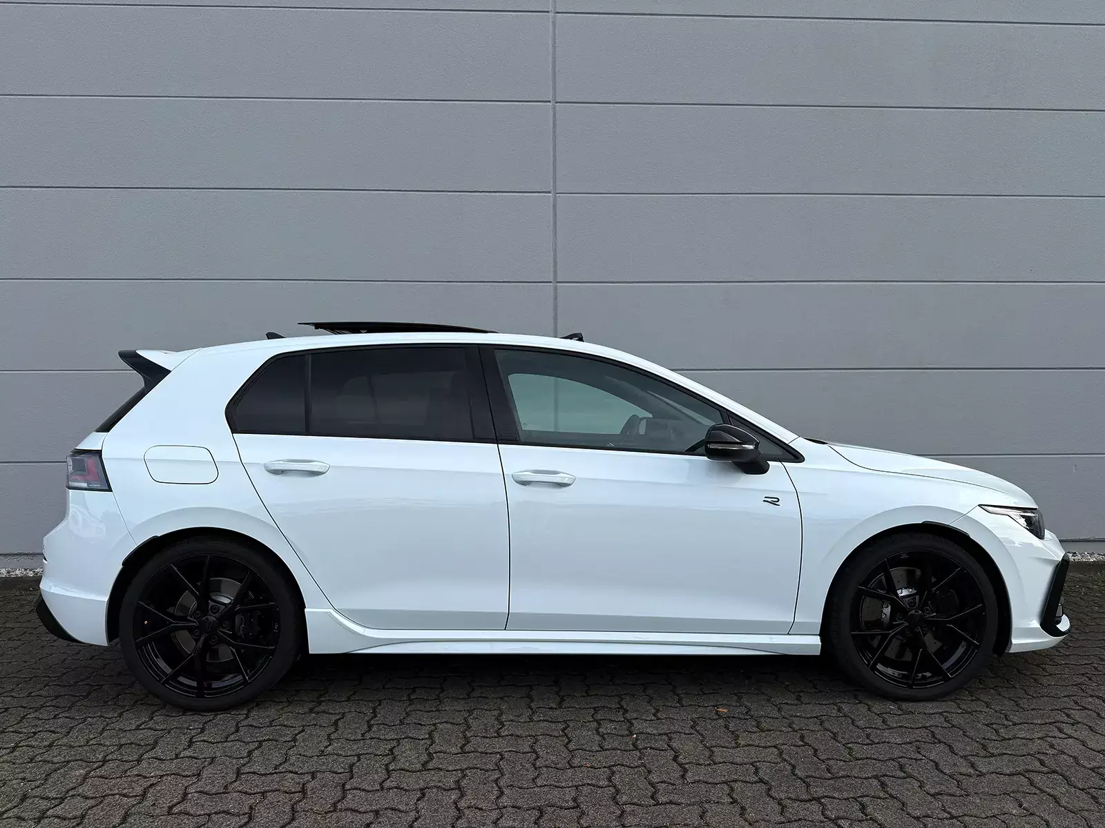 VW Golf 8 R Black Edition Akrapovic mieten!