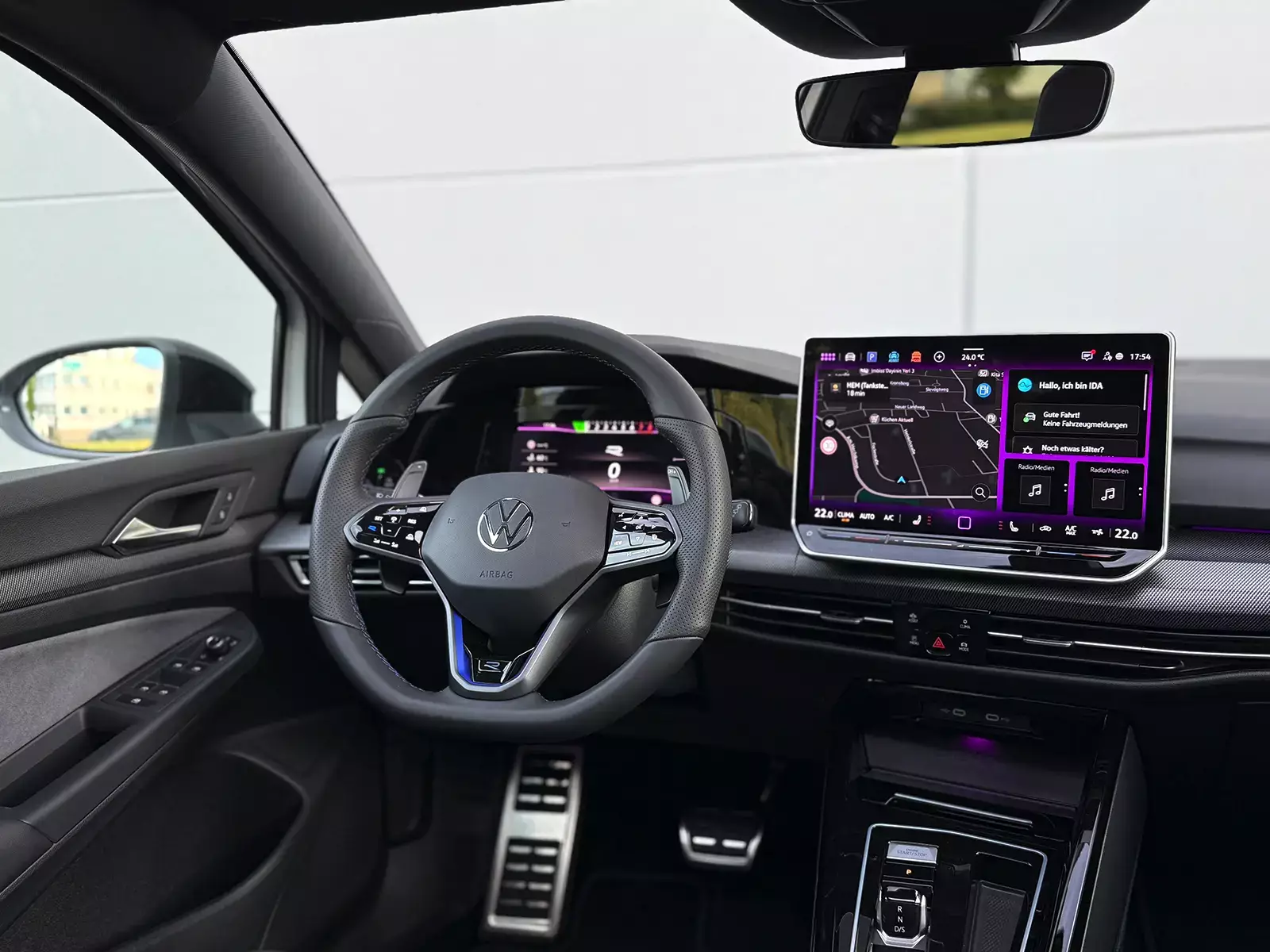 VW Golf 8 R Black Edition Akrapovic mieten!