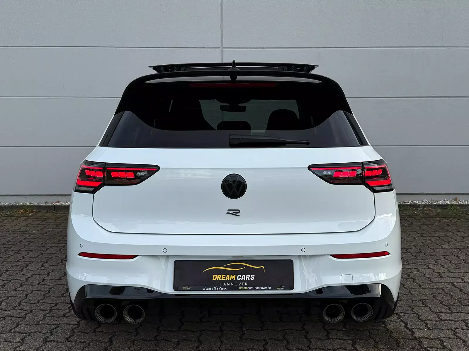 VW Golf 8 R Black Edition Akrapovic mieten!