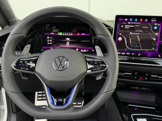 VW Golf 8 R Black Edition Akrapovic mieten!